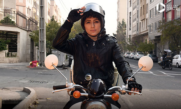 هدی زین العابدین در فیلم دست انداز موتور سواری می کند