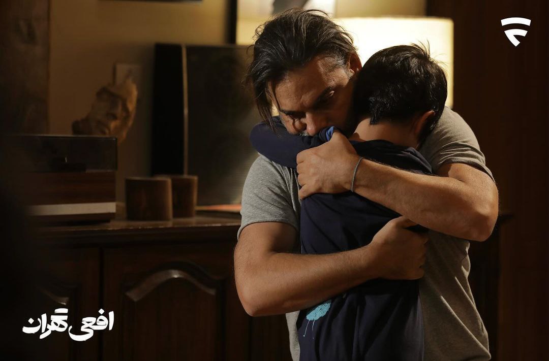 پیمان معادی در سریال افعی تهران که تنبیه بدنی کودکان توسط معلمان و والدین را به چالش کشیده است